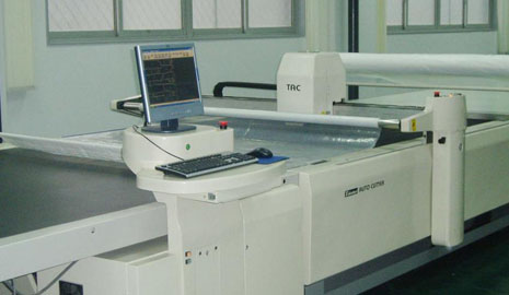 成都圣浪服饰有限公司,电脑自动裁剪机